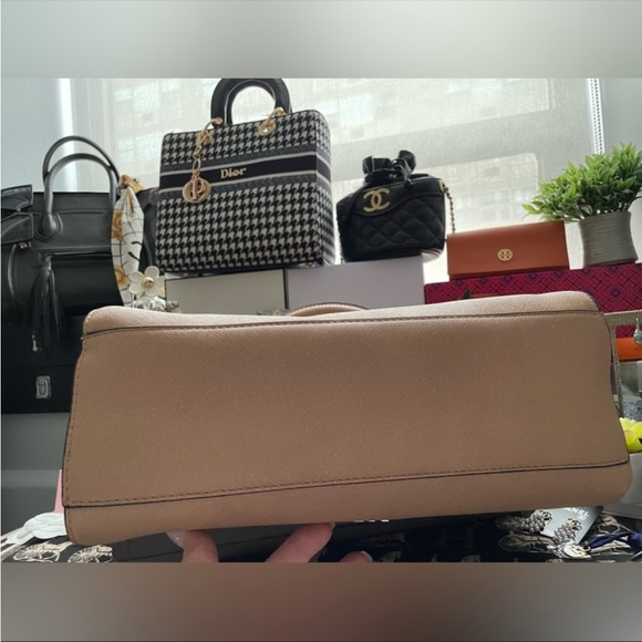 ✨NEW GUESS✨HANDBAG W/BAG CHARM ATTACHMENT - Picture 2 of 12